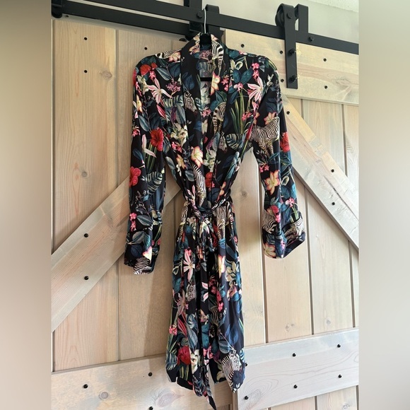 LIKE NEW Banana Republic Floral Zebra Robe - Picture 6 of 8